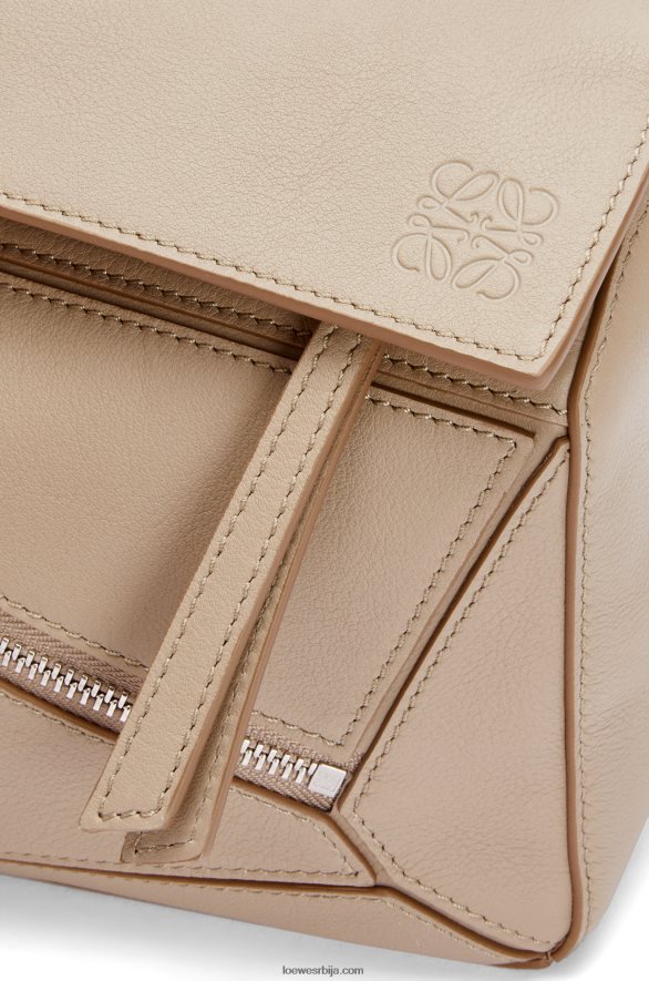 Loewe мушкарци мала слагалица од класичне телеће коже песак HJTY562
