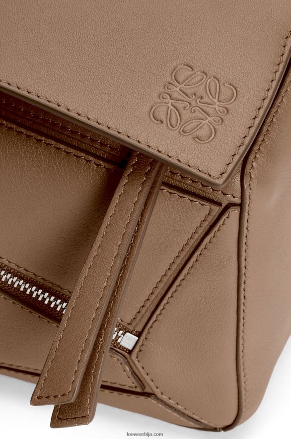 Loewe мушкарци мала слагалица од класичне телеће коже зима браон HJTY564