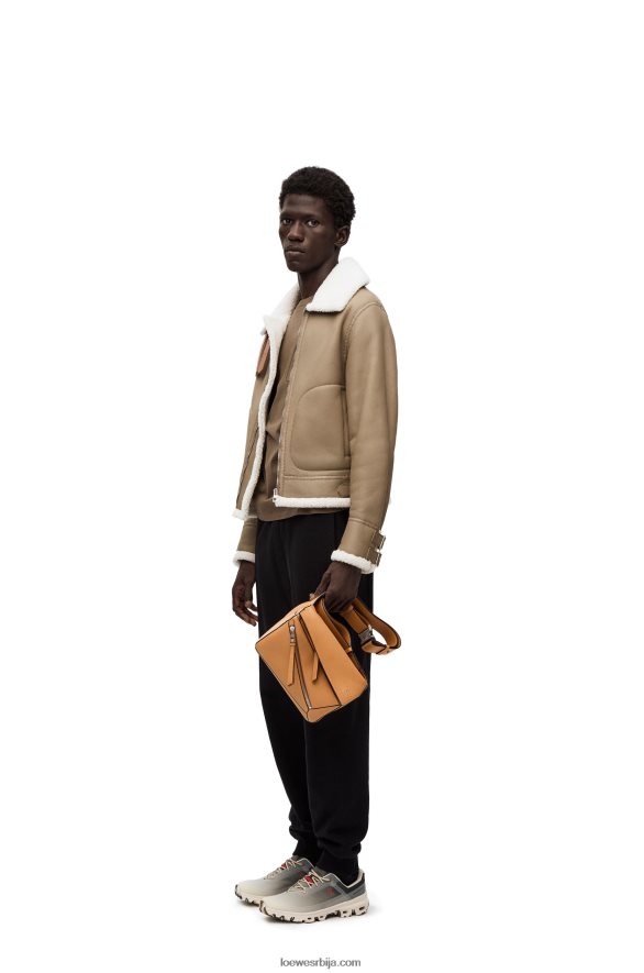 Loewe мушкарци мали пуззле бумбаг од дијамантске телеће коже топла пустиња HJTY569