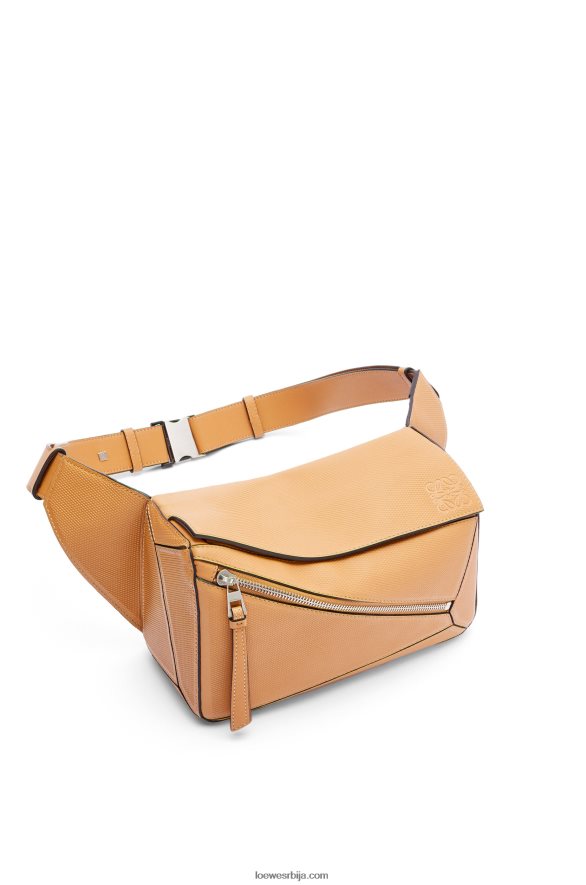 Loewe мушкарци мали пуззле бумбаг од дијамантске телеће коже топла пустиња HJTY569