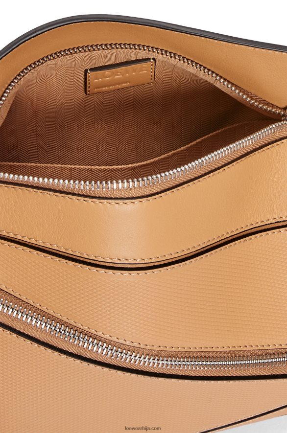 Loewe мушкарци мали пуззле бумбаг од дијамантске телеће коже топла пустиња HJTY569