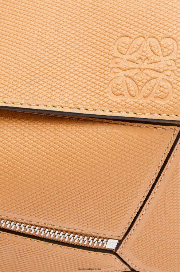 Loewe мушкарци мали пуззле бумбаг од дијамантске телеће коже топла пустиња HJTY569