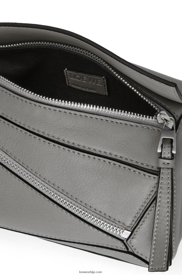 Loewe мушкарци мини пуззле бумбаг од класичне телеће коже асфалт сива HJTY570