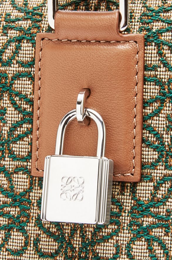 Loewe мушкарци Амазона 44 торба од анаграм жакарда и телеће коже каки зелена/тан HJTY161